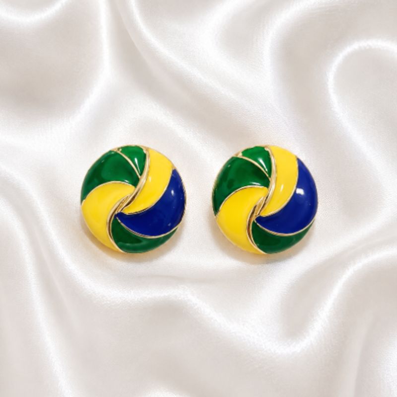 Brinco esmaltado cores do brasil (verde, amarelo e azul) formato redondo com linhas douradas