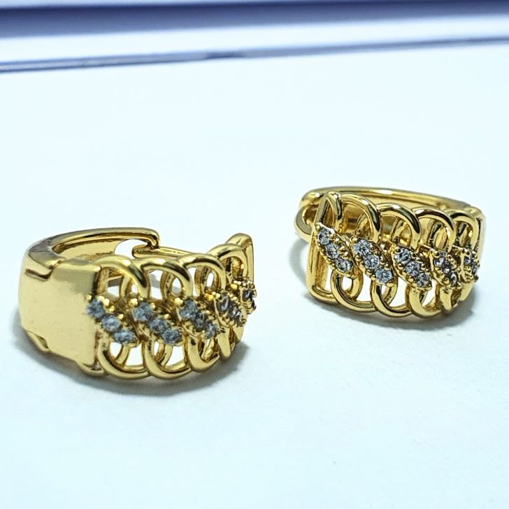 BRINCO ARGOLA PEQUENA TRANÇADA ZIRCÔNIA