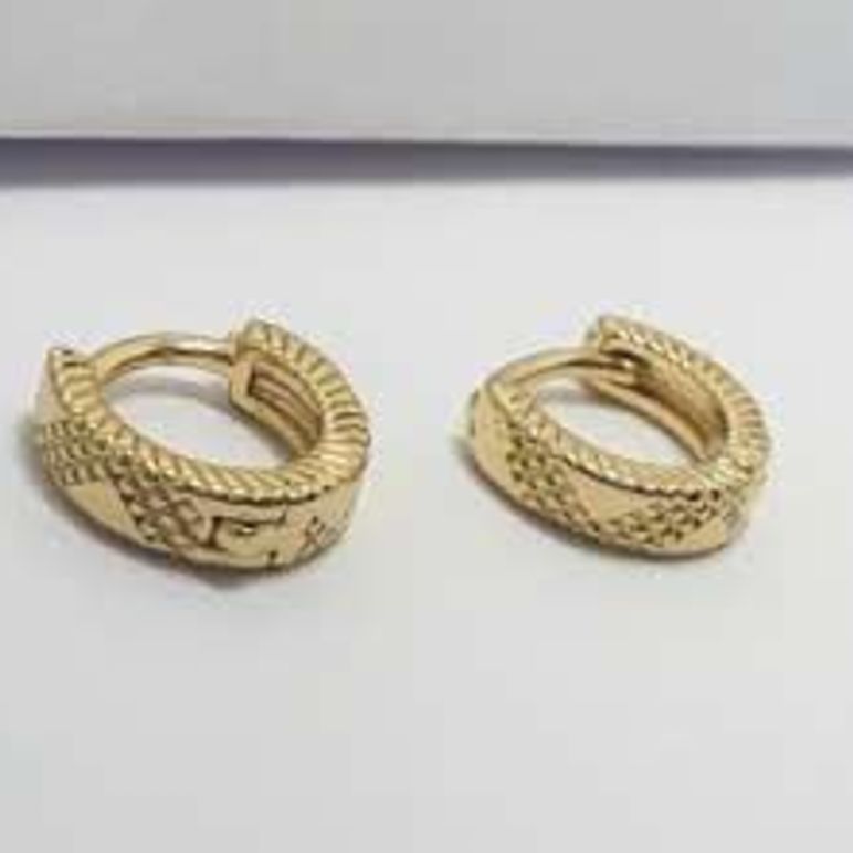 BRINCO ARGOLA CLICK COM DETALHE TEXTURA ZIG ZAG