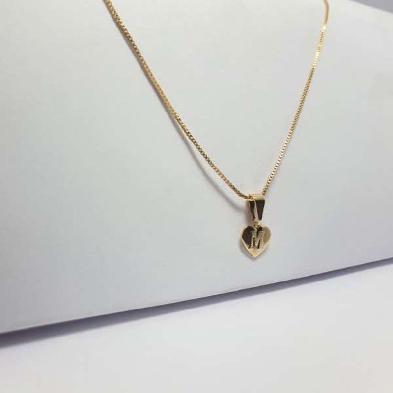 COLAR  VENEZIANA PINGENTE CORAÇÃO LISO COM LETRA M TEXTURA