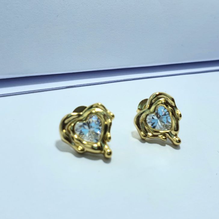 BRINCO CORAÇÃO FORMATO DERRETIDO COM PEDRA CRISTAL