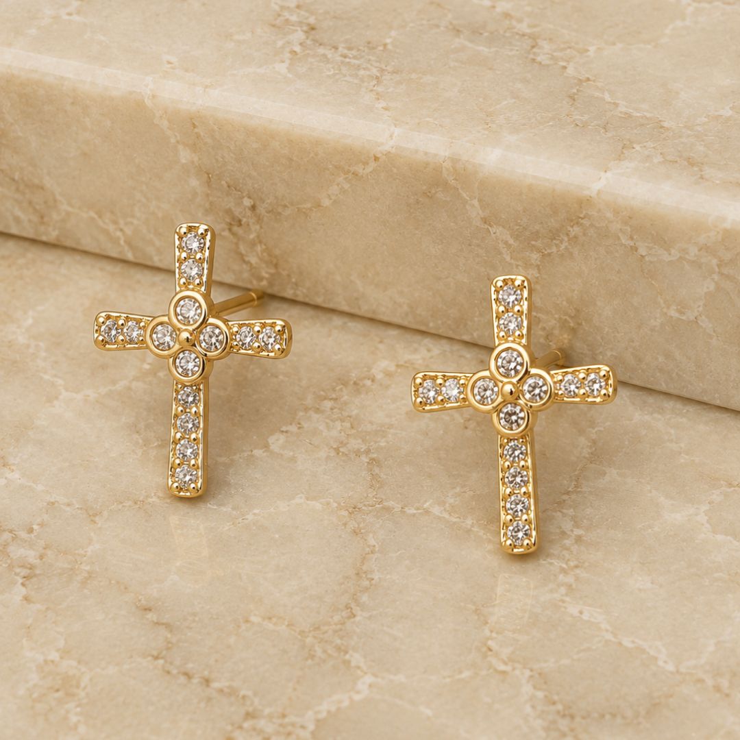 Brinco cruz cravejada com detalhe ponto de luz