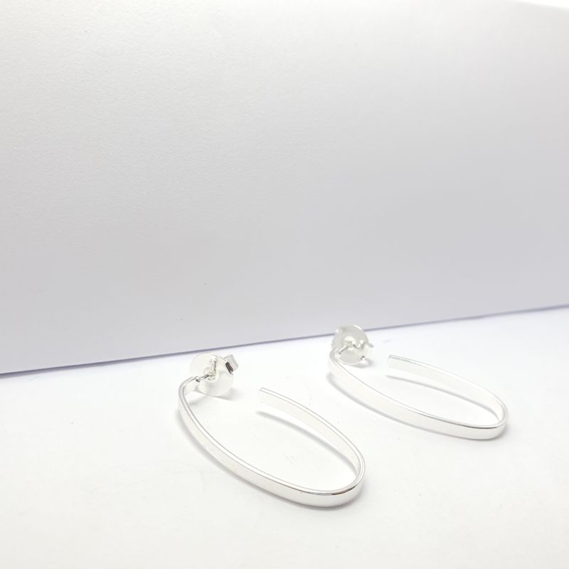 BRINCO ARGOLA M OVAL CHANFRADA LISA