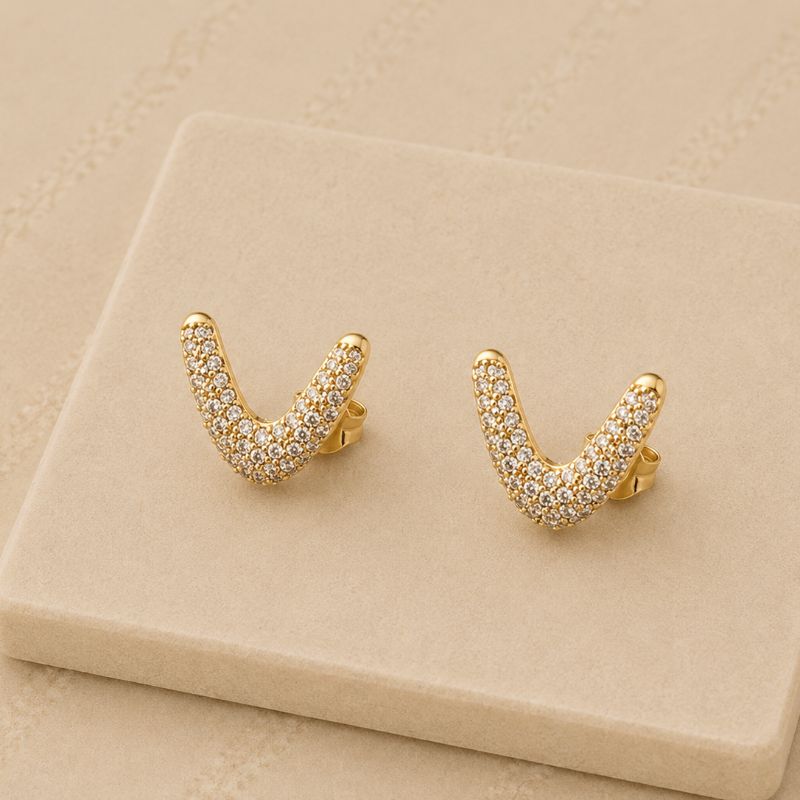 Brinco ear cuff V cravejado