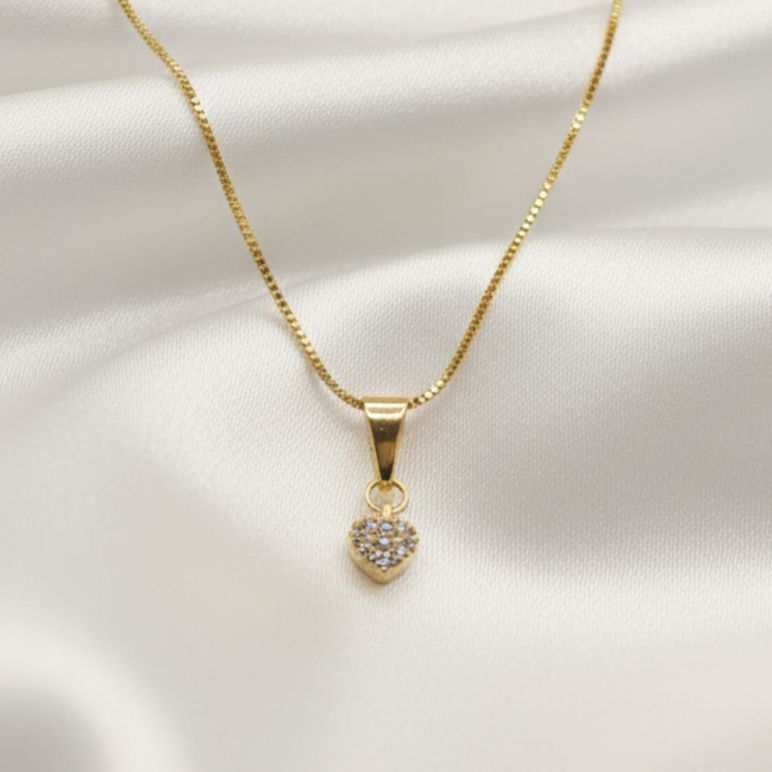 COLAR MINI CORAÇÃO CRAVEJADO COM ZIRCONIAS CRISTAIS